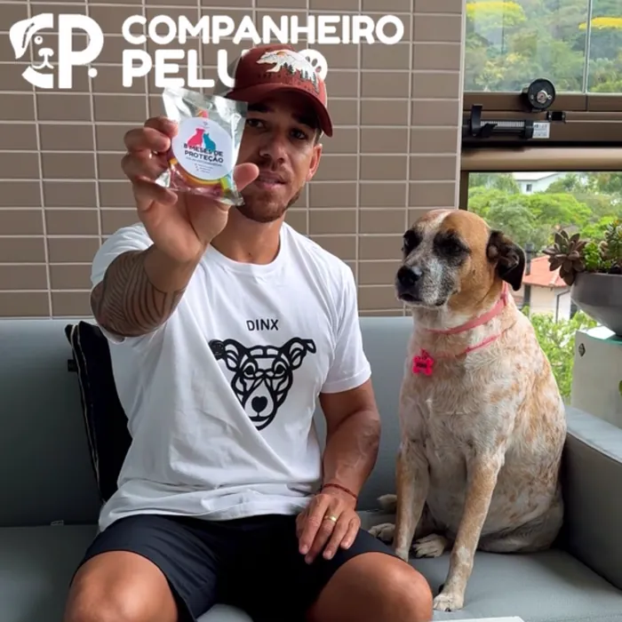Jorge com o Dinx mostrando a coleira